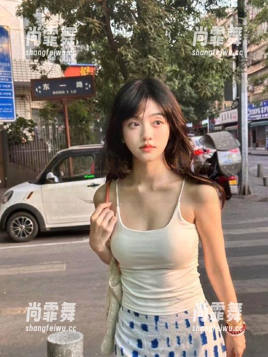 51吃瓜网 在线冲浪为何不去51吃瓜网碰碰运气?瓜甜得让人冒汗呢!