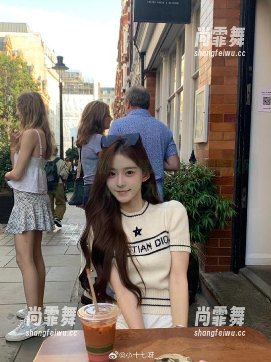 朝阳的光线肆意，总想刷吃瓜网苹果版，瓜的魅力真不可挡。