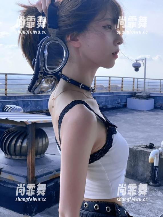 浏览黑料专区网页，感觉就像翻阅一本破旧的日记，惊讶又略带尴尬